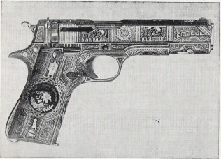 Fitxategi:El damasquinado. Pistola azteka marrazkiekin (Ramiro Larrañaga 1977).jpg