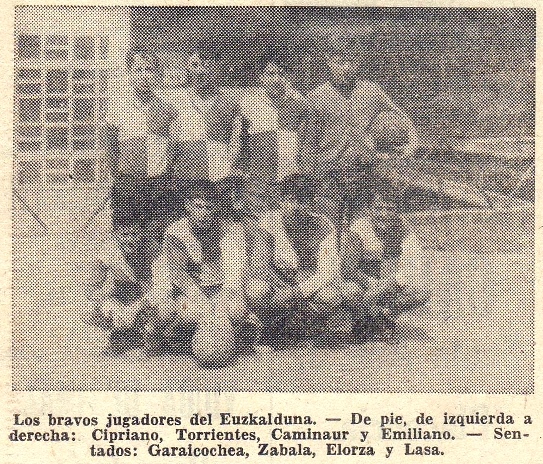 Fitxategi:Fiestas en Placencia de las Armas. Jugadores del Euzkalduna (Unidad 1967).jpg