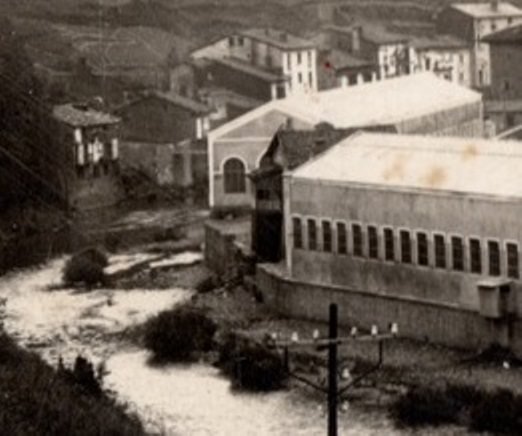 Fitxategi:Benta Txuria. Fabrika berriaren bi nabeen artean (1920).jpg