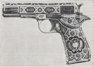 Fitxategi:El damasquinado. Pistola arabeskoekin (Ramiro Larrañaga 1977).jpg