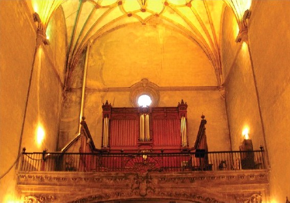 Fitxategi:Santa Maria la Real eliza. Korua eta organoa.jpg