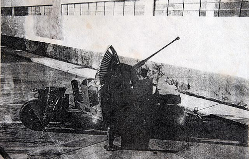Fitxategi:SAPA. Bofors 40-70 Andoaingo fabrikaren aurrean (1958).jpg