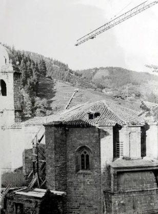 Fitxategi:Santa Maria la Real parrokia. Zaharberritzea. Teilatuak 01.jpg
