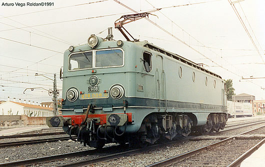Fitxategi:7600 lokomotora. Alcázar de San Juan (Arturo Vega Roldán 1991).jpg