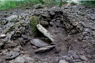 Fitxategi:Restauración del dolmen de Agarreburu. Ganbara eta harlauzak.png