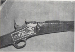 Fitxategi:El damasquinado. Remington fusila (Ramiro Larrañaga 1977).jpg