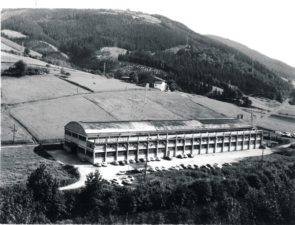 Fitxategi:Soraluce kooperatiba. Aurreko eraikina (1962).jpg