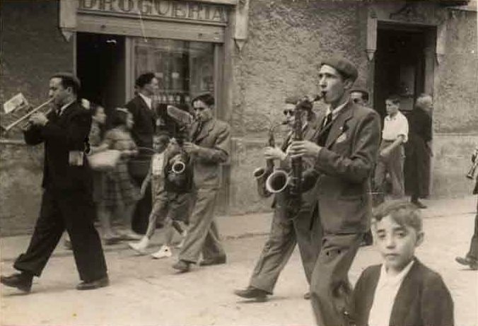 Fitxategi:San Ignacio musika banda. Kalejira (1941).jpg