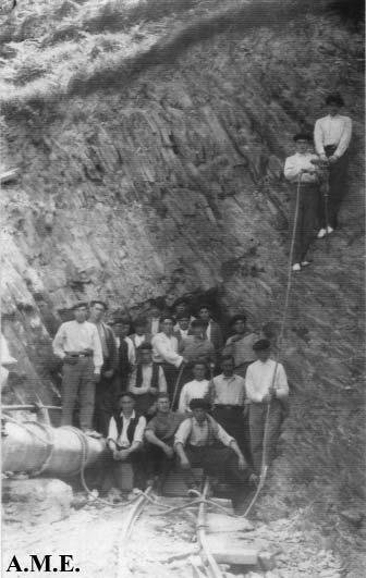 Fitxategi:Illordoko tunela. Eibal aldeko langileak (Ortuoste 1929).png