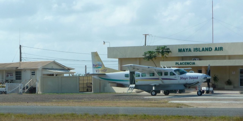 Fitxategi:Belizeko Placencia. Aeroportua.jpg