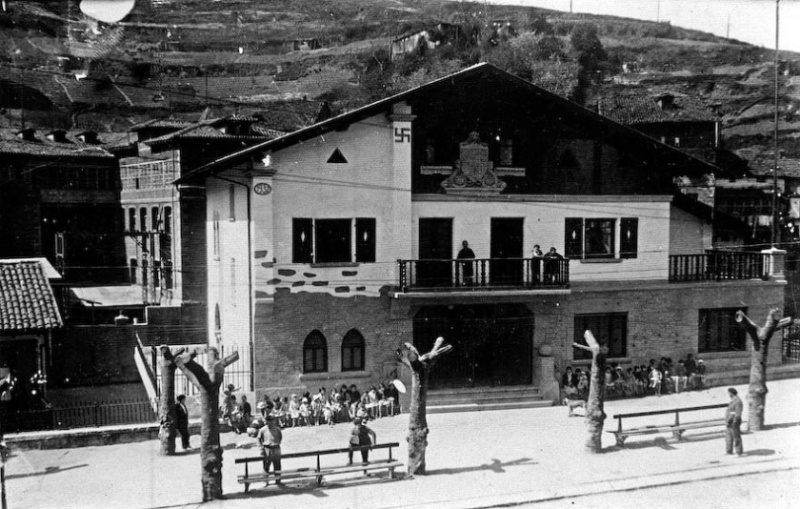 Fitxategi:Soraluze. Plaza zaharra eta Batzokia (1932).jpg
