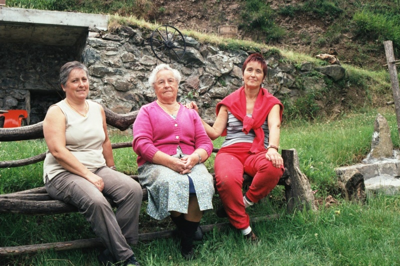 Fitxategi:Edurdungoa baserria. Familia 02 (Kontrargi 2002).jpg