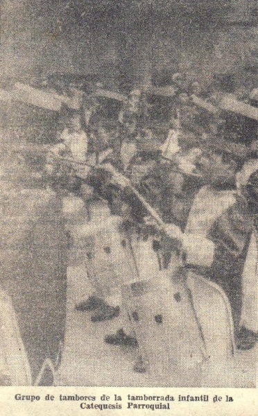Fitxategi:Fiestas en Placencia de las Armas. Tamborrada infantil (Unidad 1967).jpg