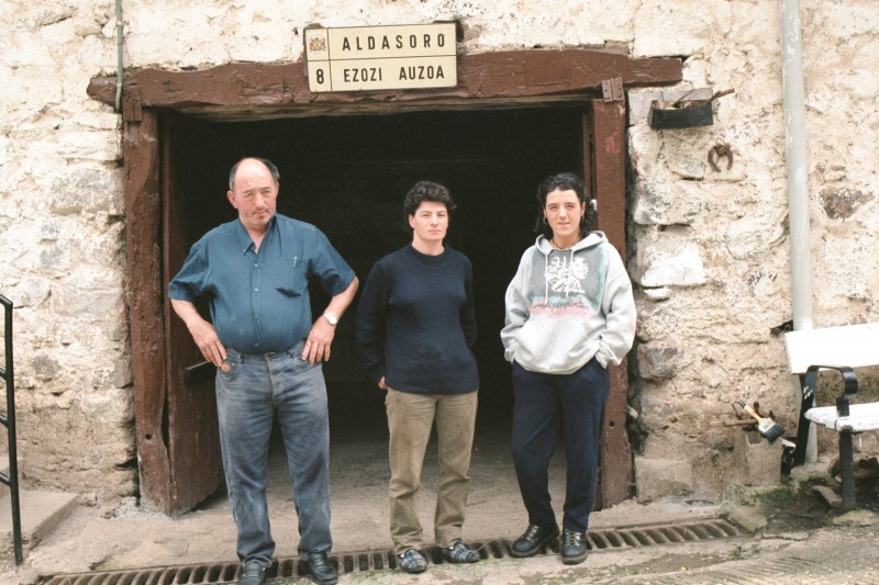 Fitxategi:Aldasoro baserria. Familia 01 (Kontrargi 2002).jpg