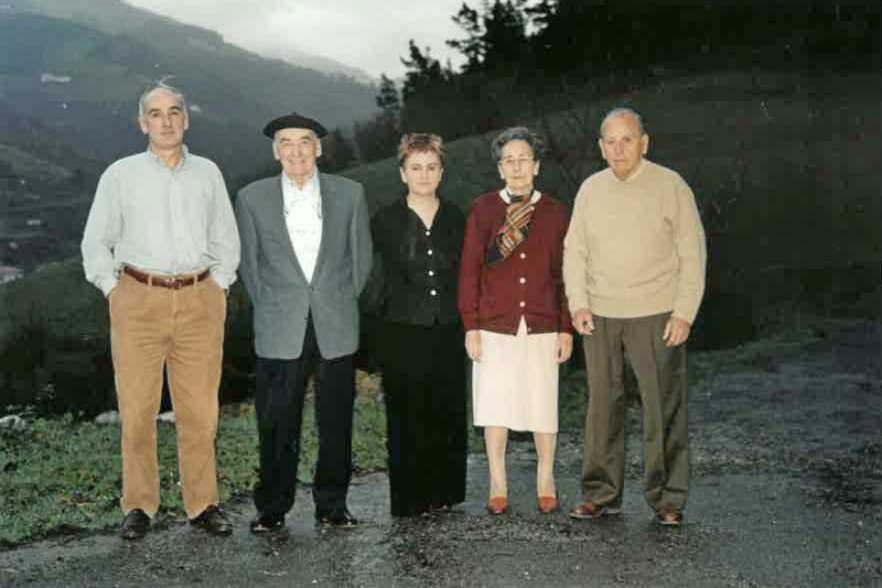 Fitxategi:Ernizketa baserria. Familia (2003).jpg