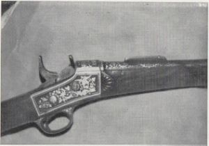 El damasquinado. Remington fusila (Ramiro Larrañaga 1977).jpg