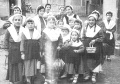 Alumnas con el belén (A. Alberdi 1960)