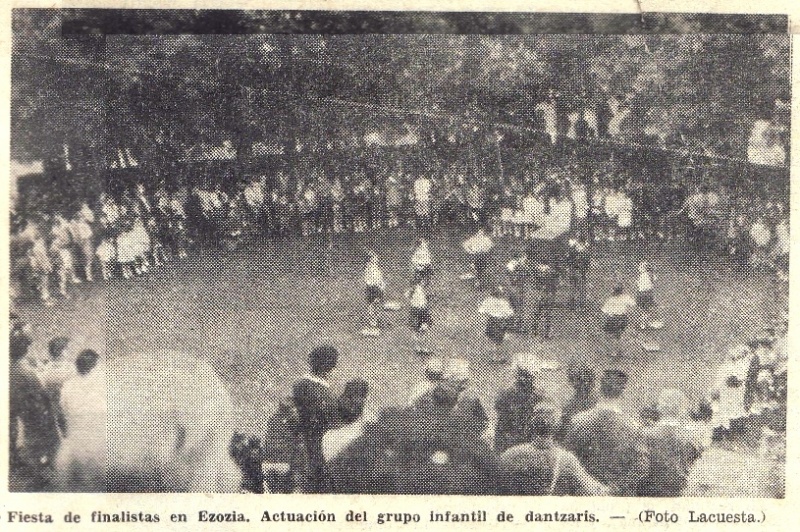Fitxategi:Fiestas en Placencia de las Armas. Dantzaris en Ezozia (Unidad 1967).jpg