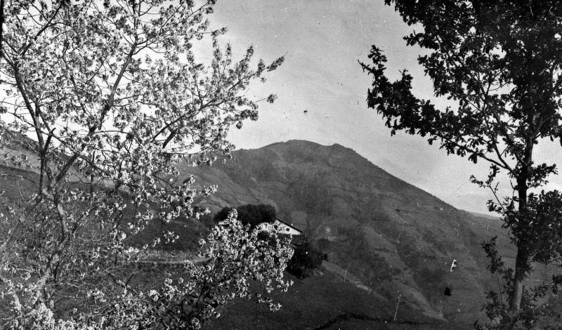 Fitxategi:Munetako haitzak. Mendigaina 01 (Indalecio Ojanguren 1948).jpg