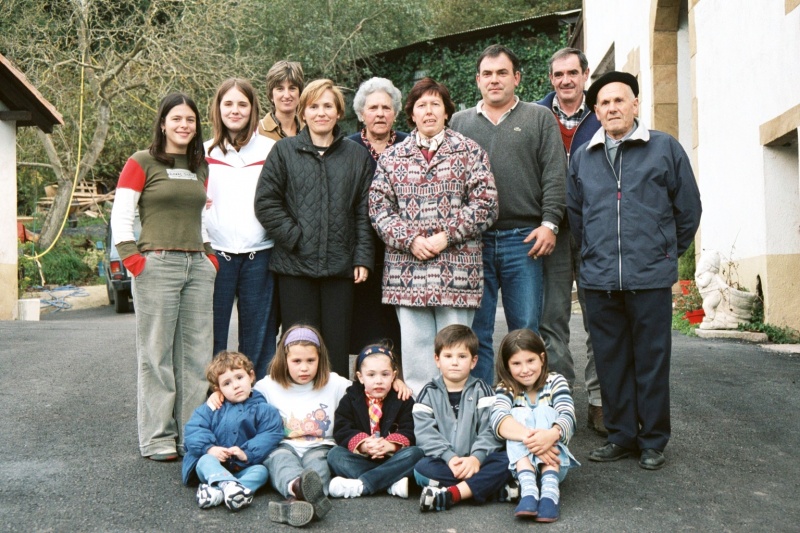 Fitxategi:Zabale baserria. Familia 02 (Kontrargi 2002).jpg