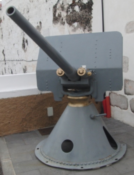 Fitxategi:CAPA. 57 mmtako Vickers Sons & Maxim kañoia 01 (Canarias).jpg